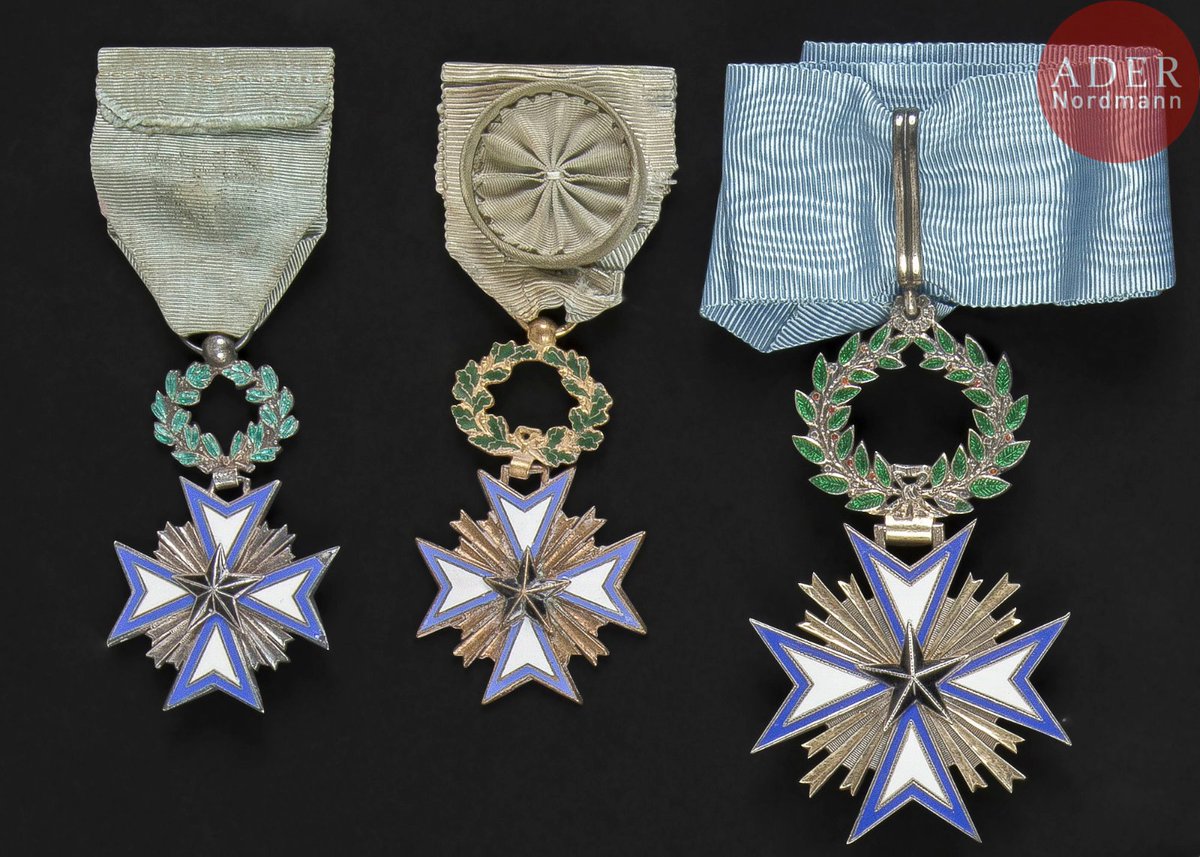 L'Ordre de l'Etoile Noire est institué par le roi Toffa à Porto-Novo le 1er décembre 1889, en le 2nd protectorat et le lancement de la colonie.Il est approuvé et reconnu par le gouvernement français le 30 juillet 1894, après établissement des nouveaux statuts du 30 août 1892.