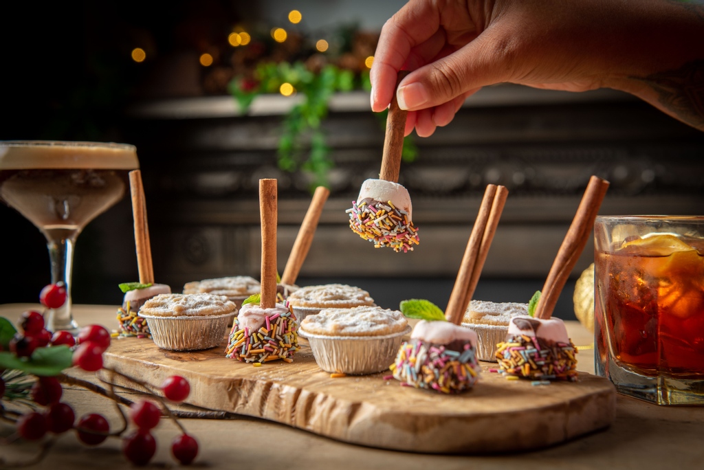 TheFaberFox's tweet photo. What's your favourite Christmas side?
πΏ Brussels sprouts
π§ Melted cheese
π₯ Gravy covered roast potatoes
π₯§ Mince pies
No need for a family argument this year because they're all included in our three course Casual Christmas Feast!
#crystalpalace #cptriangle #SElondon https://t.co/ICPOdLRdUd