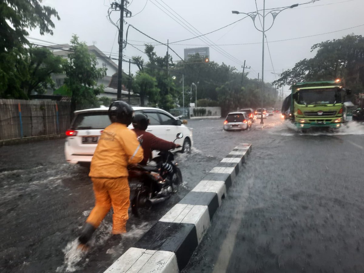 call112surabaya's tweet photo. "Pemkot Surabaya masih hadir untuk warga.

Teman - teman petugas di lapangan masih terus berjaga dan membantu pengendara yang membutuhkan bantuan.

Kalau kamu hujan hujan gini ngapain?" https://t.co/f5oN5T3cWC