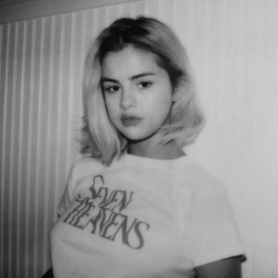 lastsouvenir's tweet photo. blonde selena gomez hits different https://t.co/vSdb8a9Con