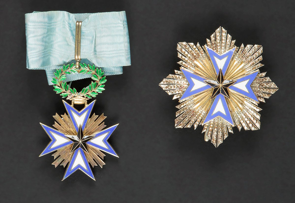 Il compte cinq classes : grand-croix, commandeur avec plaque, commandeur, officier, chevalier.