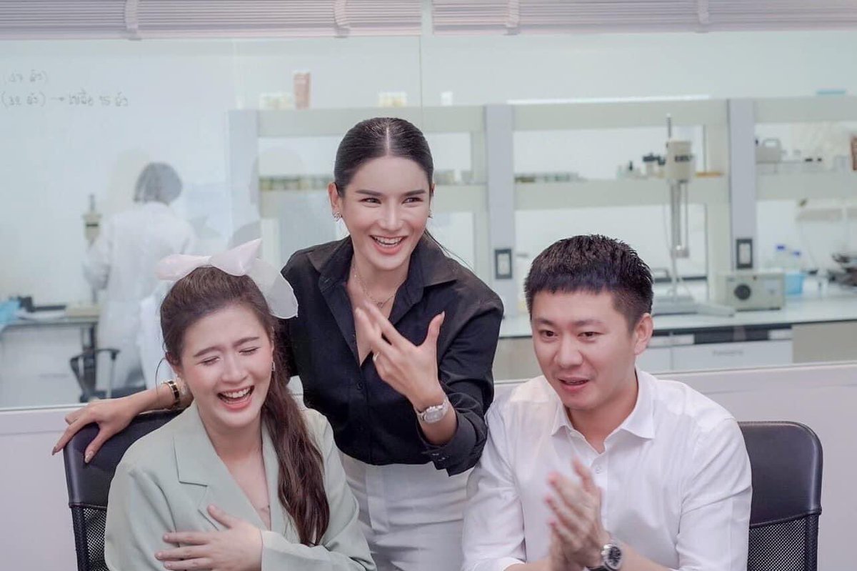 eves_group's tweet photo. "น้องโฟกัส จีระกุล"

พรีเซ็นเตอร์คนสวยของเราเข้ามาเยี่ยมชมโรงงาน EVE'S ค่า❤️

#EVES #โฟกัสจีระกุล https://t.co/2LBryMzBzX
