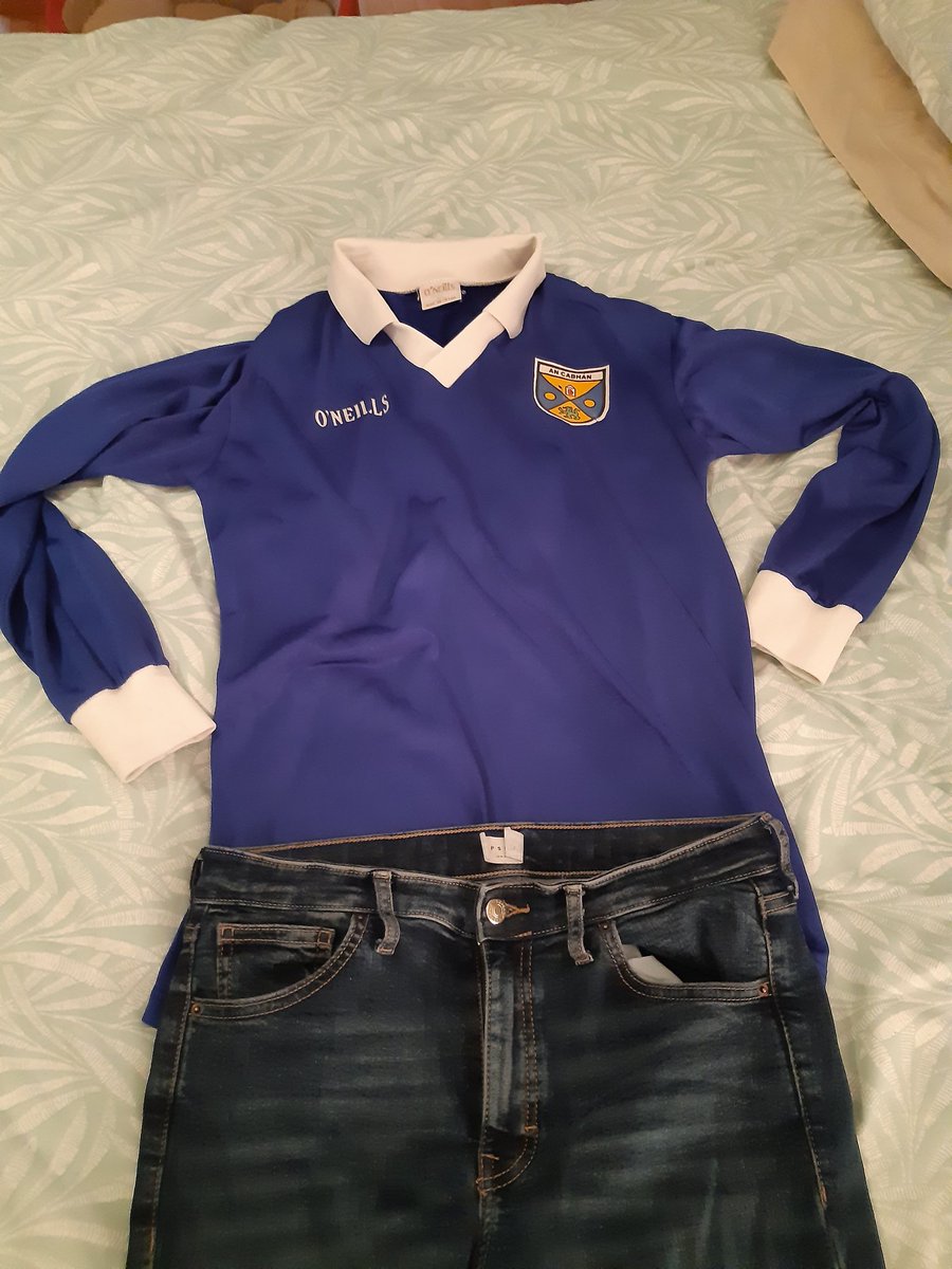 valeriebrady1's tweet photo. Would love the new jersey but glad of my sleeves today! 🥶 #ottd #outfitinspo #ancabhanabu #upcavan #kingsofulster #cavan4sam 💙🏐 https://t.co/jbdDJI3pOK