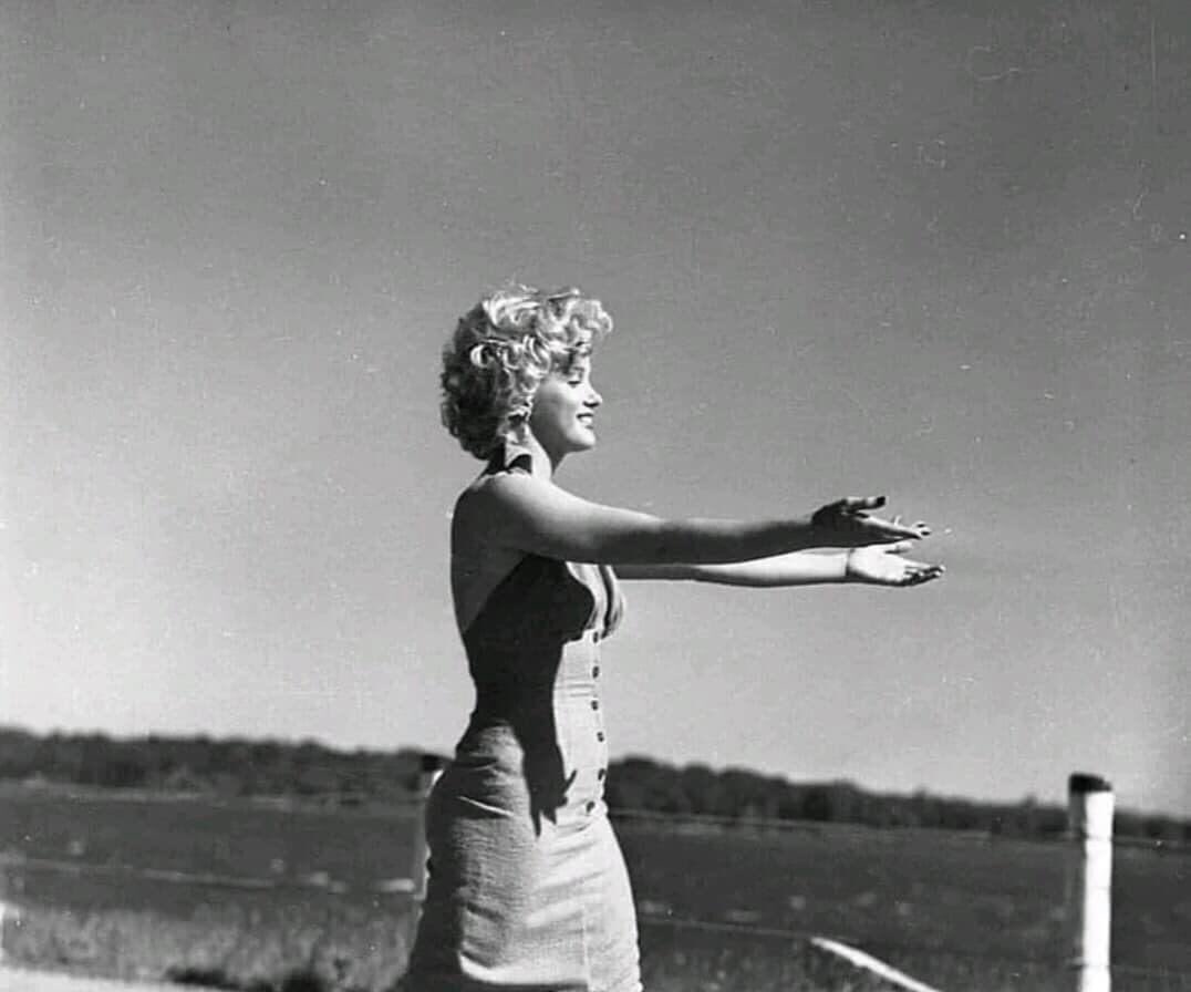 Sana geldim.
Gelmeyecektim.
Yolda Sana gelmemem için elli tane sebep saydım ama sebepleri saydıkça fark ettim ne kadar çok gelmek istediğimi...