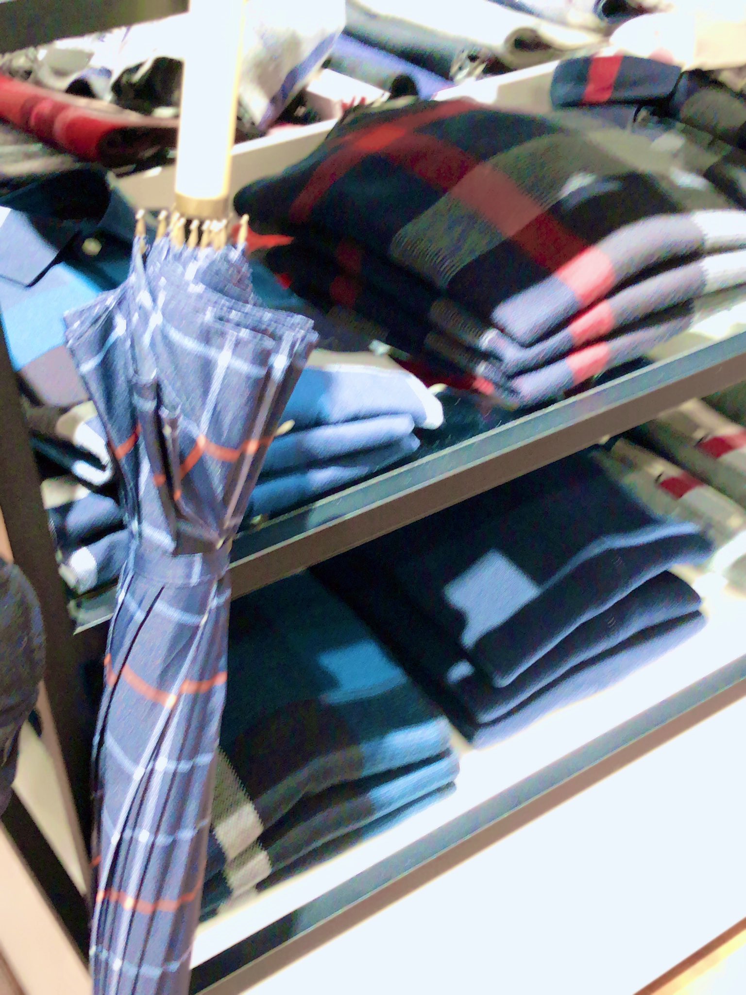 Yasushi Koike 新宿伊勢丹メンズ館バーバリーburberry売り場 試着する時にラックに自分の傘かけてたら ある素敵な紳士が アラ この傘いいね いくら 店員さん 他のお客様のものでして 私 コンビニの二千円ぐらい