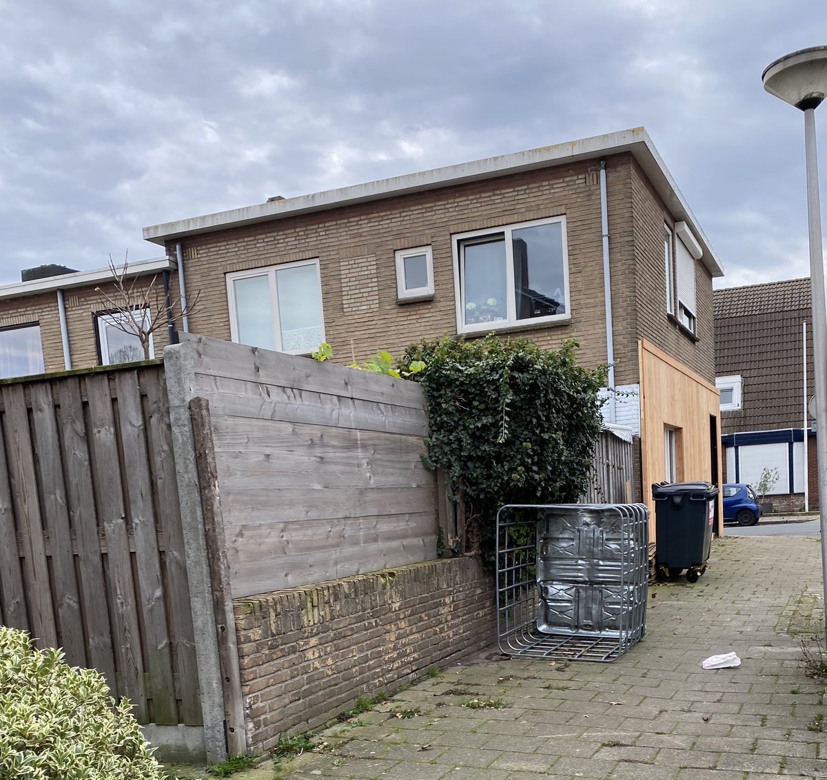 Reaguurder74's tweet photo. @twentemilieu @gemeentehengelo Het grote ijzeren voorwerp ligt nu al wekenlang op de stoep? Dit kan toch niet normaal zijn? Moet iemand dat ding midden op de openbare weg zetten voordat er iets aan gedaan wordt? #asociaal #schijtaanalles https://t.co/RIkoHw2HJL