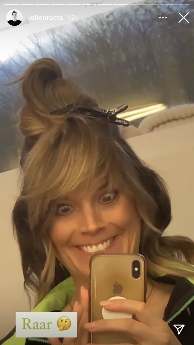 dgsofie's tweet photo. @wardmarkey @VTM @NathalieMeskens Wat is de reden dat de @Qmusic_BE presentatrices hun haren moeten laten doen, make up laten aanbrengen én GEEN mondmasker moeten dragen? Lachen met de maatregels en lachen met ons, wij die alles wel respecteren https://t.co/r6Htzx9P9Z