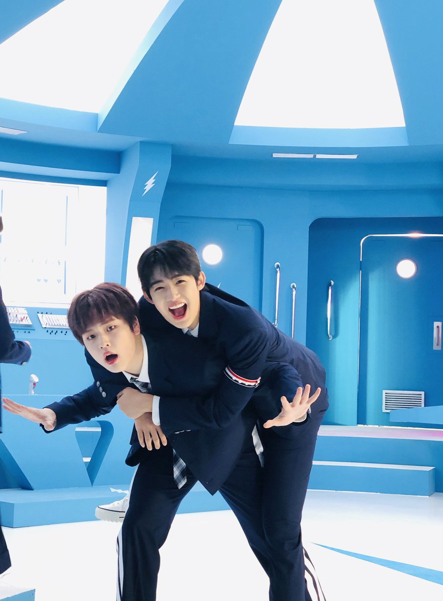 BAE173_member's tweet photo. [#도하]
어제 제 서신은 잘 받으셨나요 ??
편지에 남겼듯이 크��스마스가 기다려진 게 오랜만이에요 여러분이랑 함께라서 그런가 봐요..❣
아! 저도 뮤비 촬영 날 도현이와 찍은 사진 남기고 갈게요
안뇽
#BAE173 #비에이이173 #DOHA #도현 #DOHYON https://t.co/Q2da8kZDP0