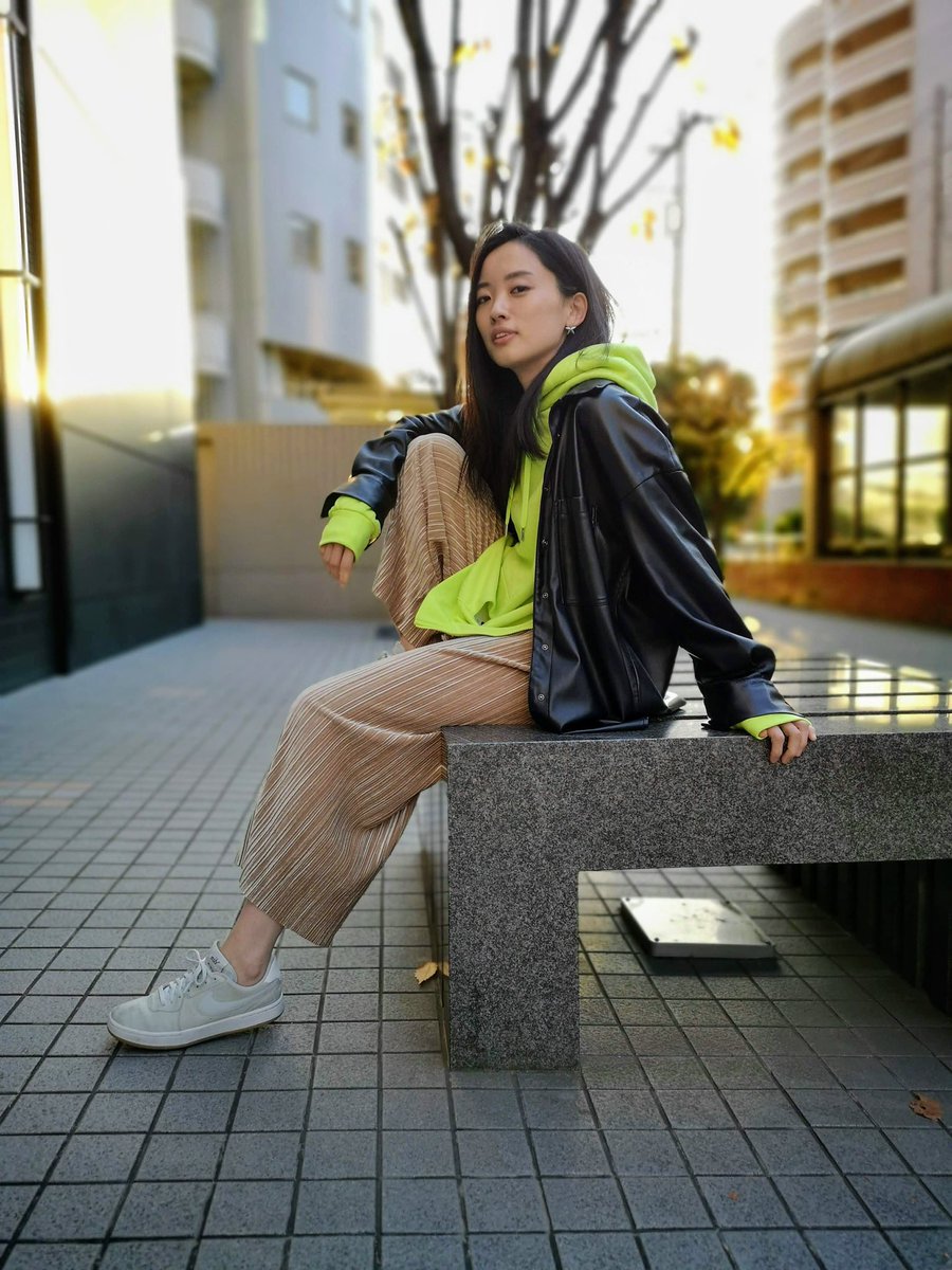 奥谷萌 おくたにめい 今日のコーデは蛍光色プルパーカー メンズ にベロアワイドパンツ 楽ちんコーデってやつ 笑 蛍光色すっきゃねん