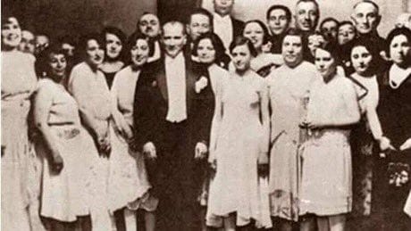 Cumhuriyetimizin kurucusu Gazi Mustafa Kemal Atatürk'ün öncülüğünde dünyaya örnek olan bir kararla, Türk kadınına seçme ve seçilme hakkının tanınmasının 86. yıl dönümü kutlu olsun.  
#5AralıkDünyaKadınHaklarıGünü