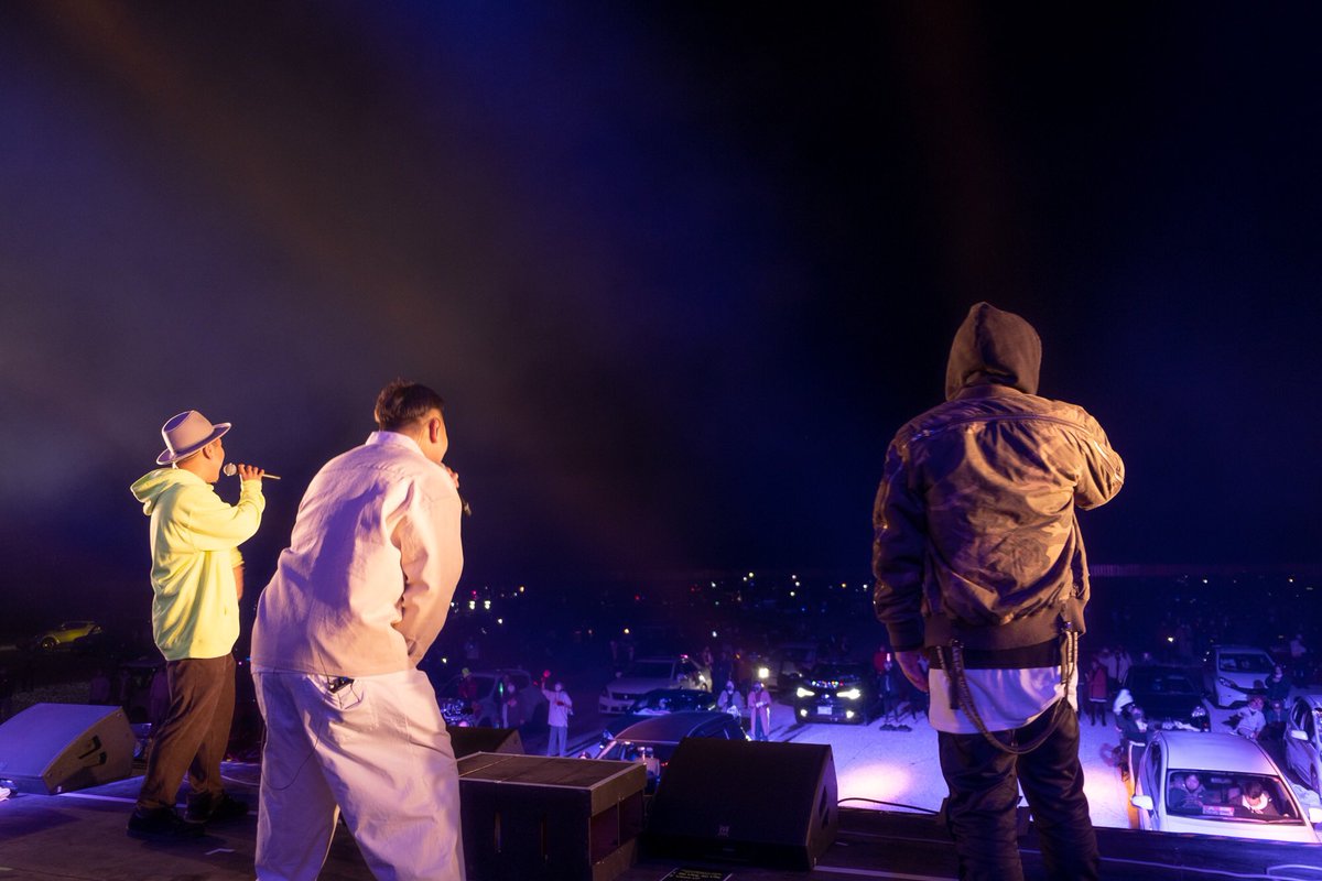 freedom_fes's tweet photo. FREEDOM リベンジ!
力強いハーモニーとラップで人々の心を励まし続けるパワーソングボーカルユニット
『ベリーグッドマン』
コロナ禍による沈んだ空気を吹き飛ばす圧巻のパフォーマンスで、会場は一気にヒートアップ!!!

#FREEDOM2020
#freedomdriveinparty
#ベリーグッドマン https://t.co/VvqsK1LVYm