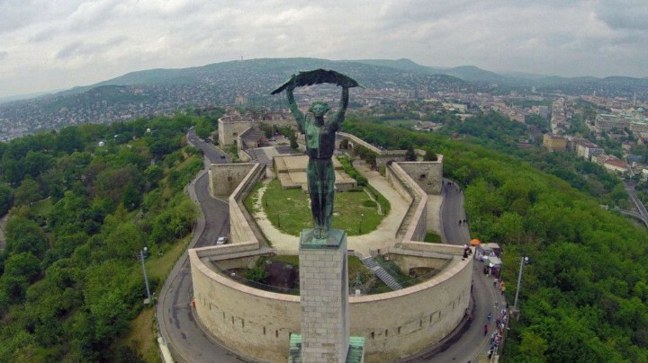 Pasi3Buda's tweet photo. 🅑🅤🅓🅐🅟🅔🅢🅣 #ATTRACTIONS
#Citadel on #Gellert Hill to be fully renovated: A three-year reconstruction is set to continue with the monitoring of archaeologists 🏛️
➡️ #Budapest #Hungary  #fortressHUN #renovation #renovationsBUD
https://t.co/JLlE7jKyrE https://t.co/X3dydGxzH0