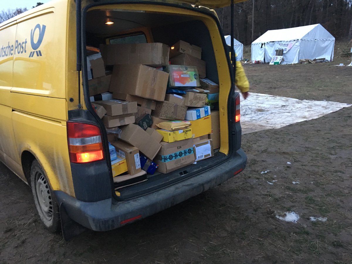 keinea49's tweet photo. Die Solidarität mit dem #dannibleibt ist überwätigend: Täglich erreichen uns hunderte Päckchen. Danke! https://t.co/5rfKiaZJFe