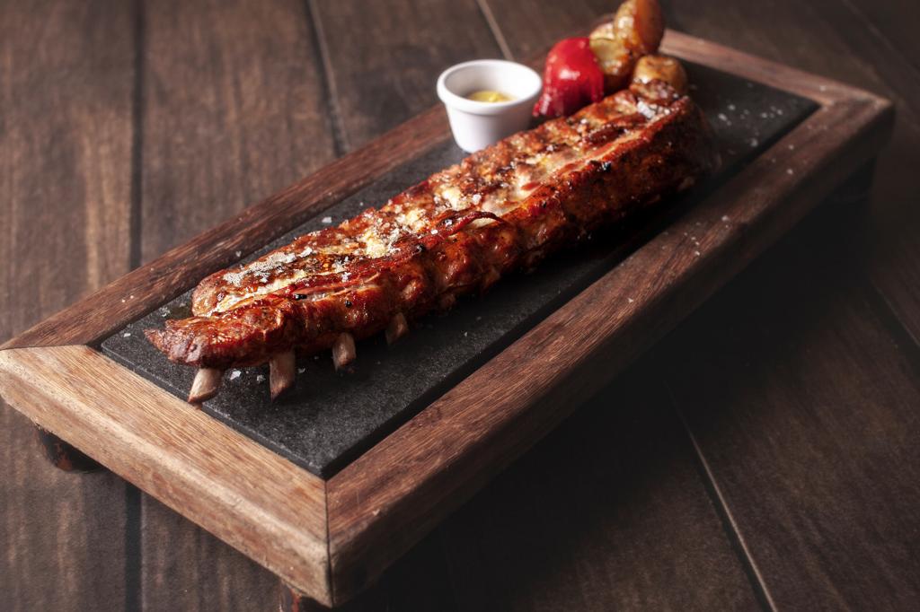 Un clàssic de la casa. 

Costellam de 🐽 porc amb dues coccions, baixa temperatura 20 h a 75ºC i finalitzat a 400ºC al Josper®

Un clásico de la casa. 

Costillar de 🐷 cerdo con dos cocciones, baja temperatura 20 h a 75ºC y finalizado a 400ºC al Josper ®