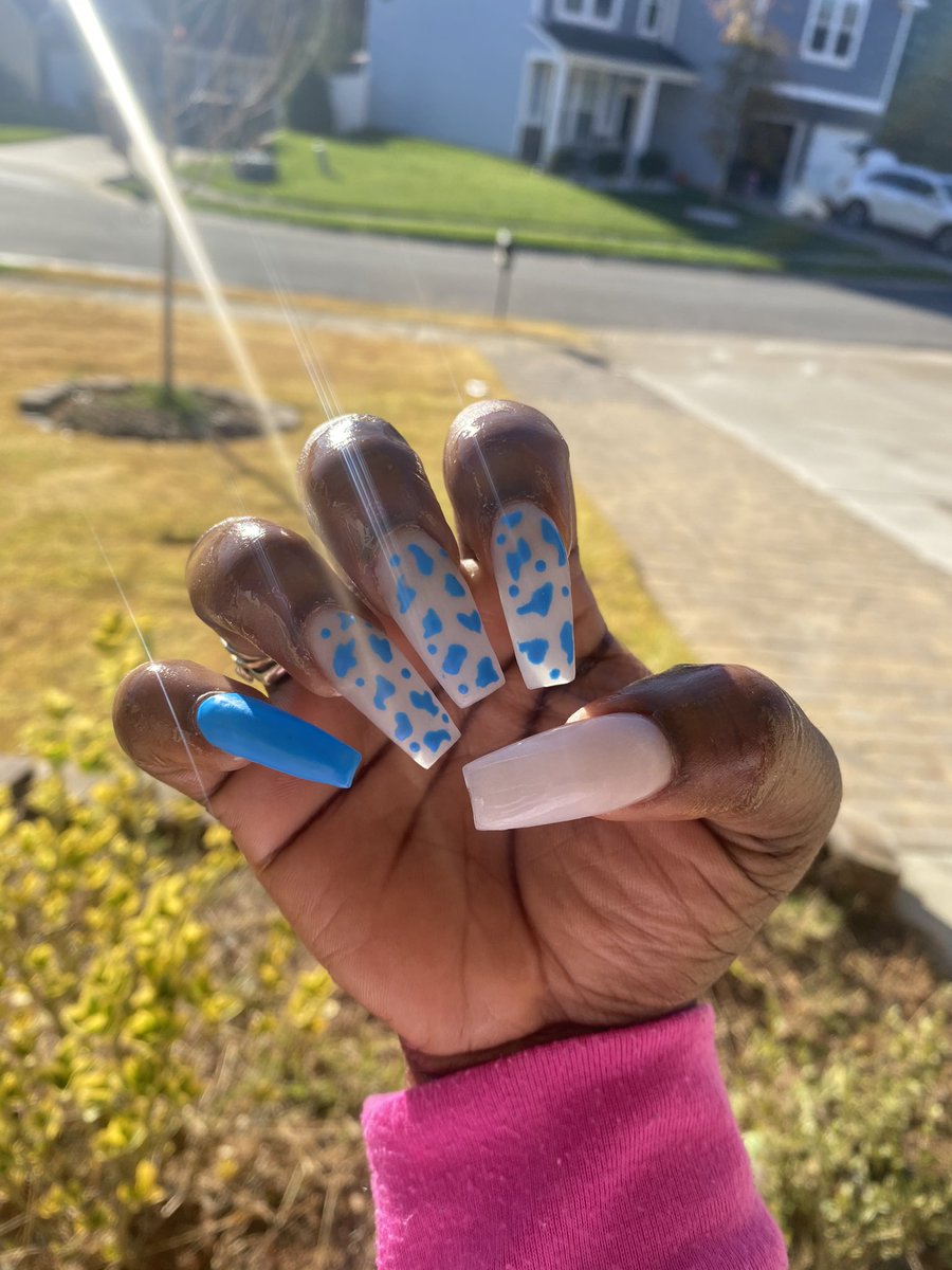 DollChocolateee's tweet photo. Full set done on myself. Okayyyy this is my new go to length and shape 💅🏿😻 (Usimg Valentino beauty pure products) The blue is a gel polish and the acrylic powder is soft touch but I mixed clear in it to get that softer touch https://t.co/8S9C37tEAg