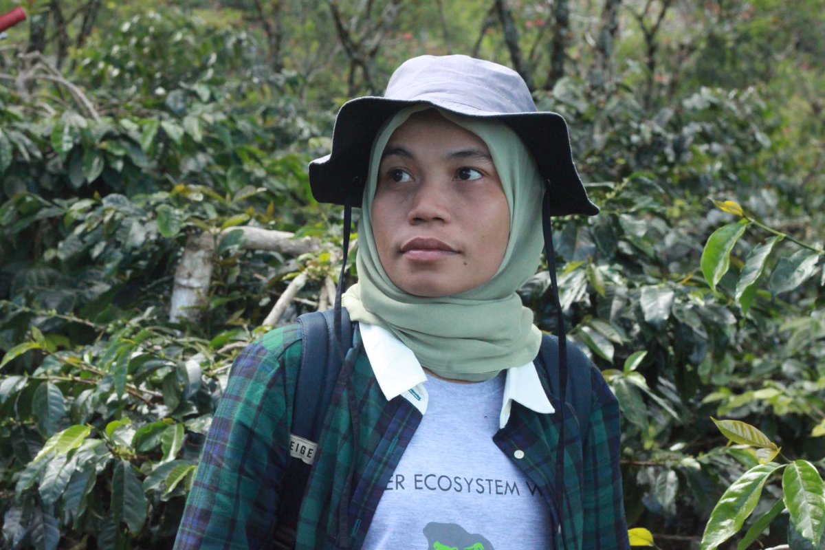 Congratulations Rubama, HAkA Community Conservation Officer, for her Indonesian Biodiversity Conservation Trust Fund award! She was recognised for her efforts advocating for forest and habitat protection in the #LeuserEcosystem and leading the #WomenRangers of #DamaranBaruVillage