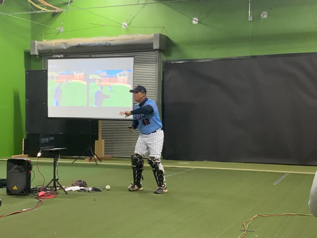 xanbarksdale's tweet photo. TONS of great blocking drills from @catchblockthrow to start off #CatcherCON2020! https://t.co/gNmX7DriQa