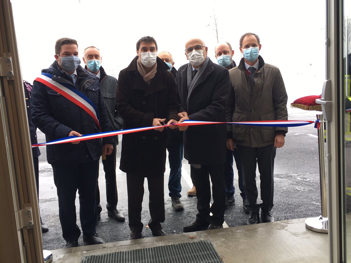 SDIS_74's tweet photo. Inauguration du centre de #secours du Pays Rochois - Étaux, en présence de @Prefet74, #ChristianMonteil, du maire d’Étaux et du président de la communauté de communes du Pays Rochois #CCPR. 12 SPP, 58 SPV, environ 1600 interventions par an #Pompier https://t.co/DQz2P1X9Qm