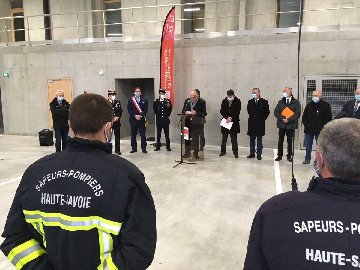 SDIS_74's tweet photo. Inauguration du centre de #secours du Pays Rochois - Étaux, en présence de @Prefet74, #ChristianMonteil, du maire d’Étaux et du président de la communauté de communes du Pays Rochois #CCPR. 12 SPP, 58 SPV, environ 1600 interventions par an #Pompier https://t.co/DQz2P1X9Qm