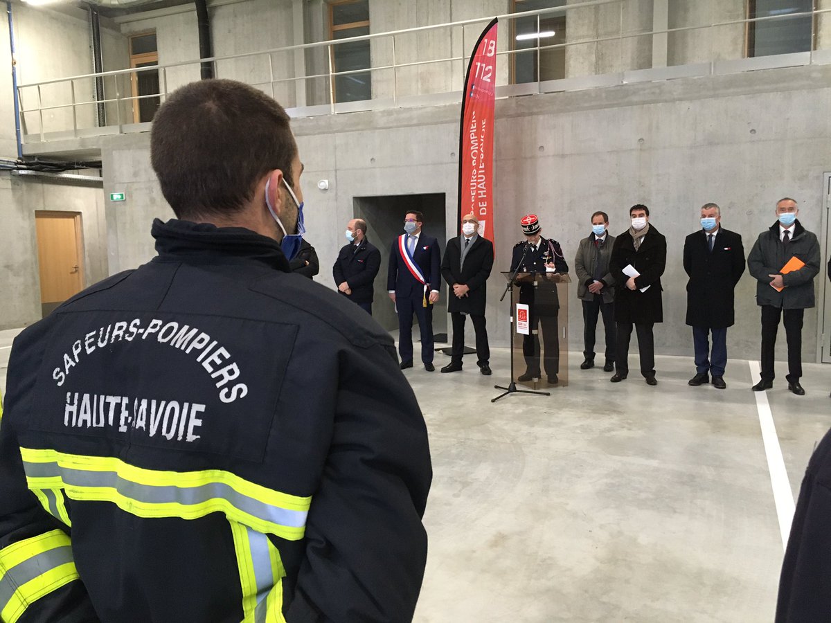 SDIS_74's tweet photo. Inauguration du centre de #secours du Pays Rochois - Étaux, en présence de @Prefet74, #ChristianMonteil, du maire d’Étaux et du président de la communauté de communes du Pays Rochois #CCPR. 12 SPP, 58 SPV, environ 1600 interventions par an #Pompier https://t.co/DQz2P1X9Qm