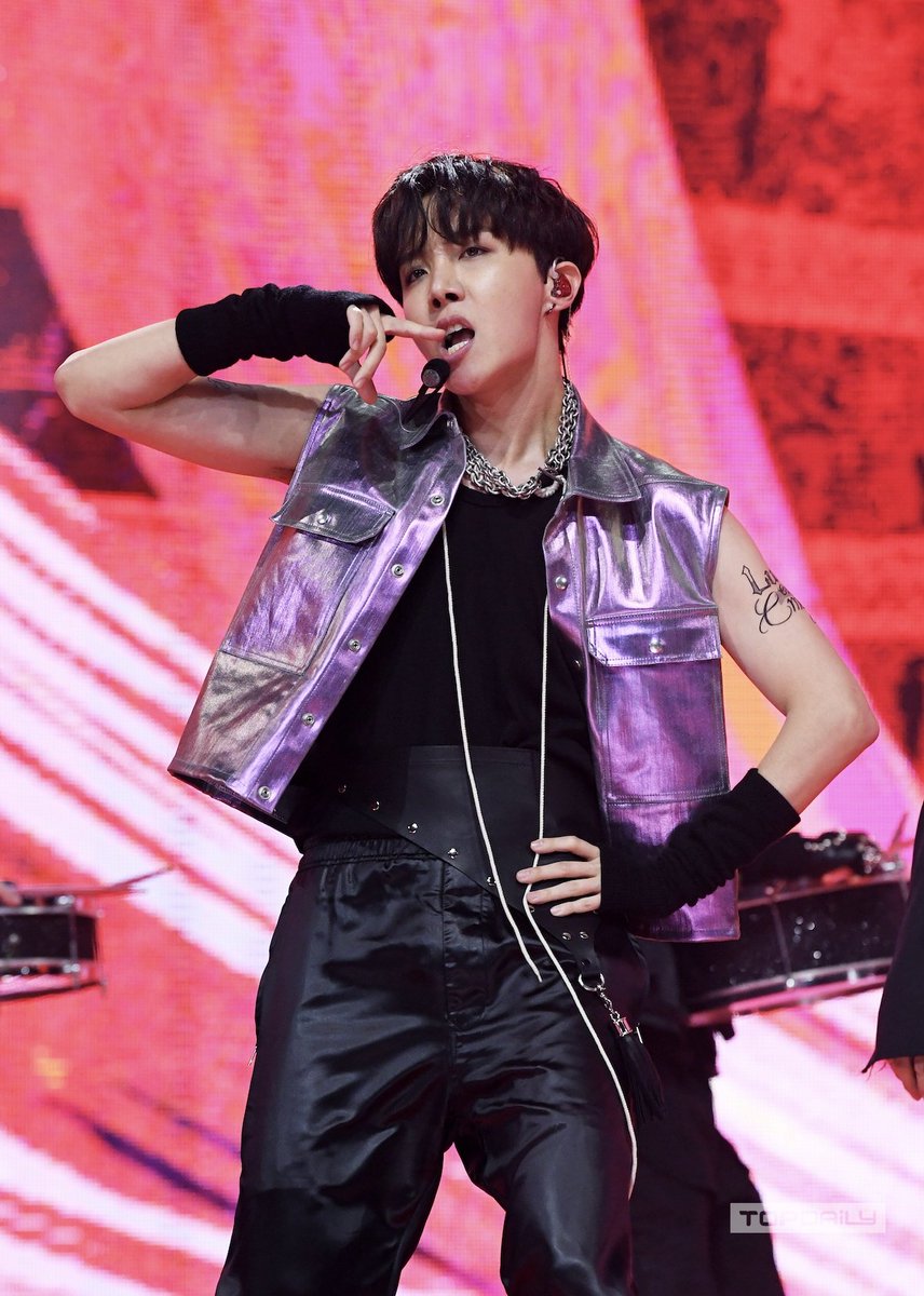 cestlavie9090's tweet photo. The pillar of Bangtan. The one who always try to connect the team, he is THE bridge.

One who listens, empathizes and acts for his team. An artist who believe sincerity can be felt by the audience. One who believes being on stage, is his calling.

Jung Hoseok 💜 @BTS_twt #BTSxMMA https://t.co/iEDYm70BxW