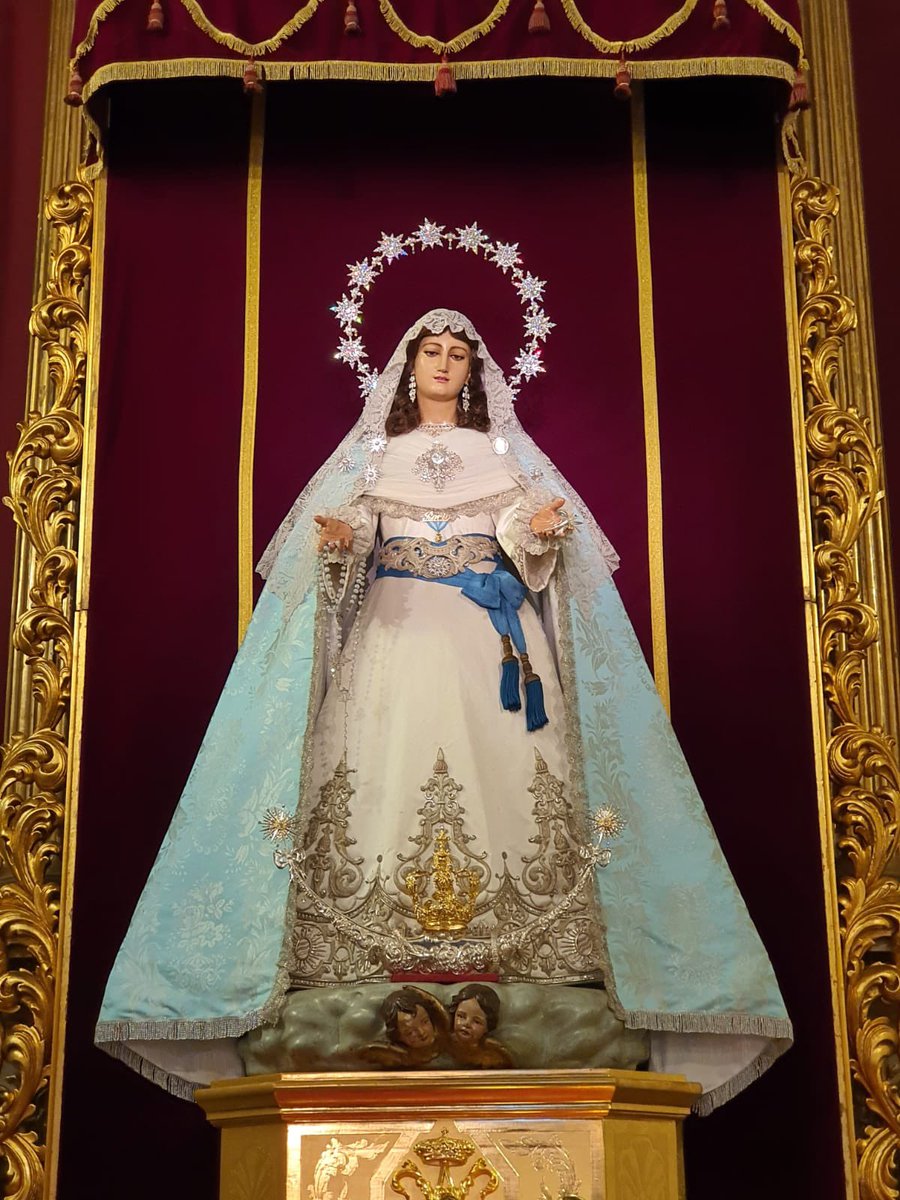 RociodeMalaga's tweet photo. ⚜️ Así aparece vestida, María Santísima del Rocío Coronada, para la festividad de la Inmaculada Concepción.

🔔 Estrena manto para la ocasión donado por varios hermanos.

▫️Por primera vez luce el nuevo halo, portando además en su mano izquierda una azucena de plata.#CofradíasMLG https://t.co/AKOeUzpoAl