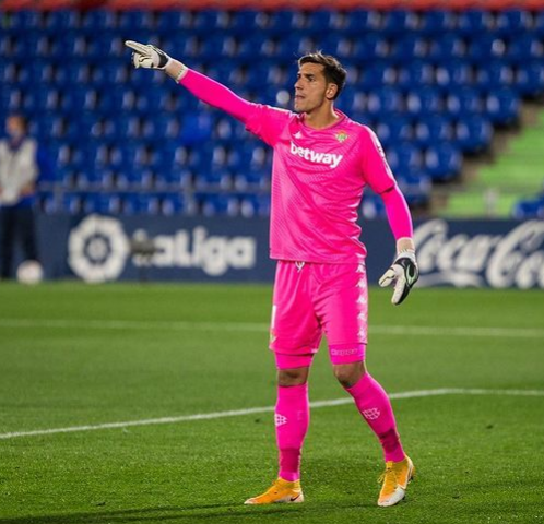 Joel Robles, GB (1990)Atletico Madrid, Rayo Vallecano, Wigan, Everton, Betis0 sélectionTrès grand par la taille (1m97), Robles a pourtant vécu une saison difficile avec les Beticos en 2019/2020, et est maintenant le remplaçant de Claudio Bravo, 37 ans.