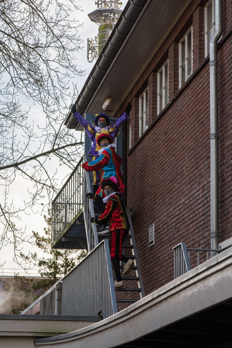celeanum's tweet image. Gelukkig sloeg Sint in corona-tijd het Celeanum niet over. Via een Teamsverbinding – de Sint werkt immers vanuit huis – sprak hij leerlingen en personeel toe. Fijne Sinterklaasavond allemaal! celeanum.nl/sint/