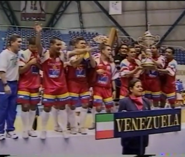 NicoDeLeonOrue's tweet photo. 🇻🇪23 AÑOS DE VENEZUELA CAMPEÓN DEL MUNDO🇻🇪

Un 5 de diciembre pero de 1997, Venezuela hacia historia y se consagraba campeón del Mundo en Futsal-Fútbol de Salón. En el Mundial de México 🇲🇽 la vinotinto derrotaba 4 a 0 a Uruguay 🇺🇾 en la final.

Hilo con datos e imágenes 👇🏻 https://t.co/OaNS0pUJ4r