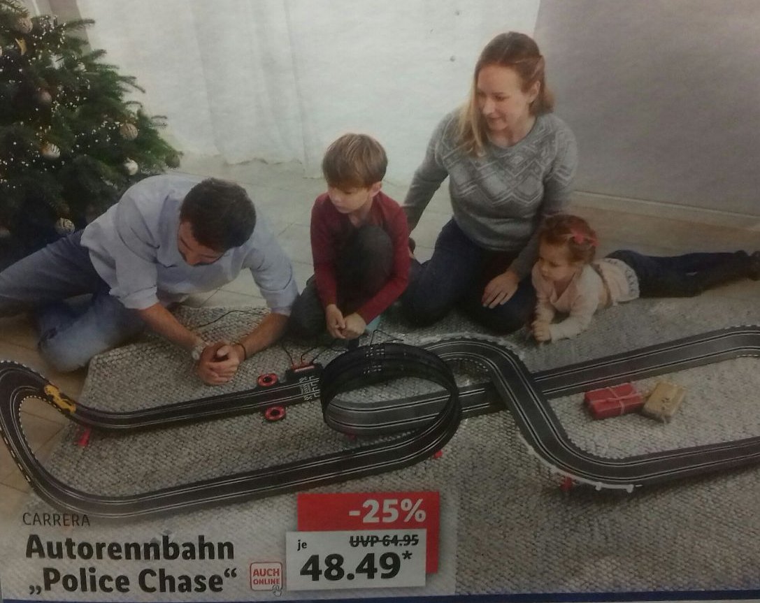 Du suchst ein Bild von 2020, das auf einen Blick den Zusammenhang von Familismus, Christentum, Geschlechterbinarität und Heteronormativität, Consumer Capitalism, White Supremacy, Individualverkehr, Polizei- und Staatsfetisch klar macht? Und das vor weißen Gardinen? Here you go: