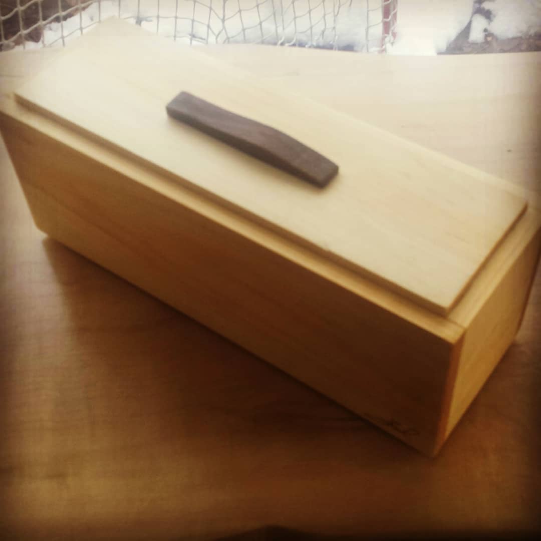 SalMarano's tweet photo. Wine box made from Pine with a Walnut handle. #woodworking #stratfordontario #wine #winelovers #pelee #maker #wood #DIY https://t.co/P3BFVpYuWC