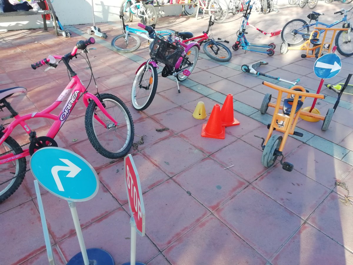 Rieraderibes's tweet photo. Bicicletes i patins
Aprenem a respectar les senyals i ser bons ciutadans mentre millorem la nostra habilitat. 
https://t.co/j29Wy74o4Q https://t.co/idi6N06VY4
