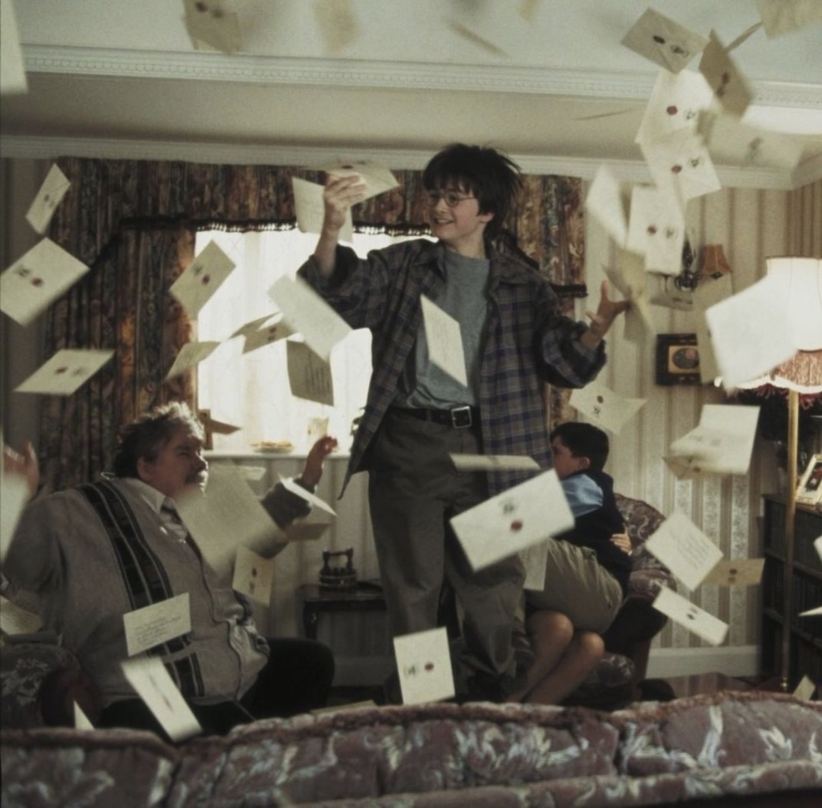 GossipRoomOff's tweet photo. Il y a 19 ans jour pour jour, un petit garçon recevait une lettre qui allait changer sa vie (mais aussi la nôtre). Il y a 19 ans sortait "Harry Potter à l’École des Sorciers" au cinéma. ✨ https://t.co/fb3G8o07Yu