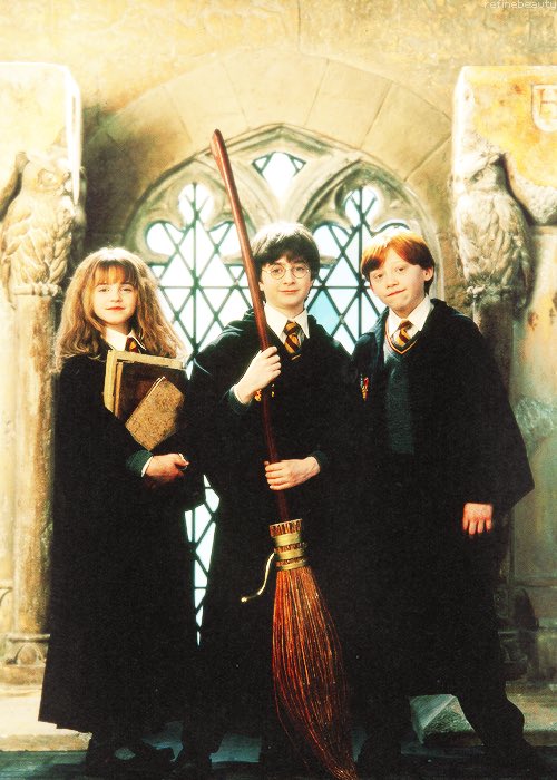 GossipRoomOff's tweet photo. Il y a 19 ans jour pour jour, un petit garçon recevait une lettre qui allait changer sa vie (mais aussi la nôtre). Il y a 19 ans sortait "Harry Potter à l’École des Sorciers" au cinéma. ✨ https://t.co/fb3G8o07Yu