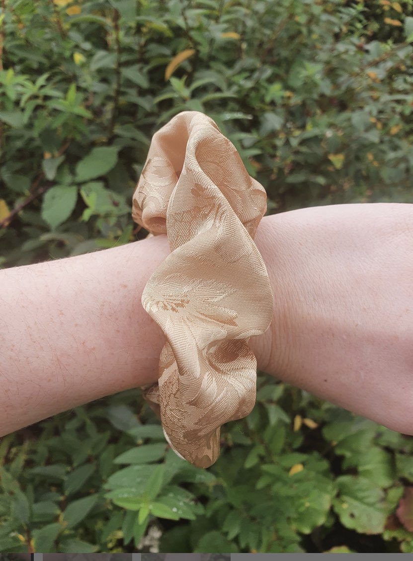 TheSewingDucks's tweet photo. 20 days 🎄 

Our beautiful #gold leaf #satin #scrunchie 😍 

Last Orders for #Christmas scrunchies will be 15/12/20 to ensure they arrive on time! 

Be sure to #shopsmall this christmas and treat yourself or a friend to one of our handmade Scrunchies 💖

https://t.co/9SzCSzFWnn https://t.co/3bdoWnyrPz