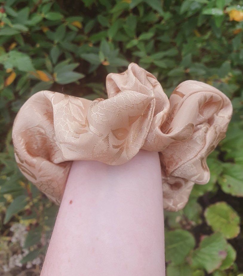 TheSewingDucks's tweet photo. 20 days 🎄 

Our beautiful #gold leaf #satin #scrunchie 😍 

Last Orders for #Christmas scrunchies will be 15/12/20 to ensure they arrive on time! 

Be sure to #shopsmall this christmas and treat yourself or a friend to one of our handmade Scrunchies 💖

https://t.co/9SzCSzFWnn https://t.co/3bdoWnyrPz