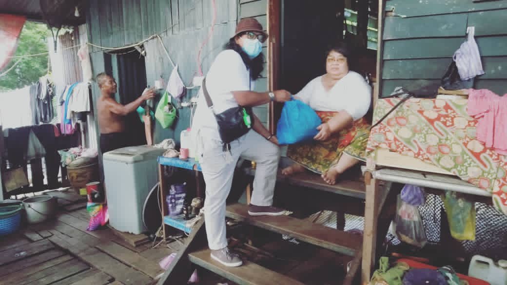 SetiaBaktiSabah's tweet photo. Agihan Pek SPC19 5.0 hari ini disekitar kawasan #Libaran.
Terima Kasih kepada para penyumbang yang telah menghulurkan bantuan prihatin untuk mereka yang terjejas.🙏
#SalingBerbagi
#KitaBantuKita
#HapusCovid19
#KitaJagaKita https://t.co/9ftL7w8KF5