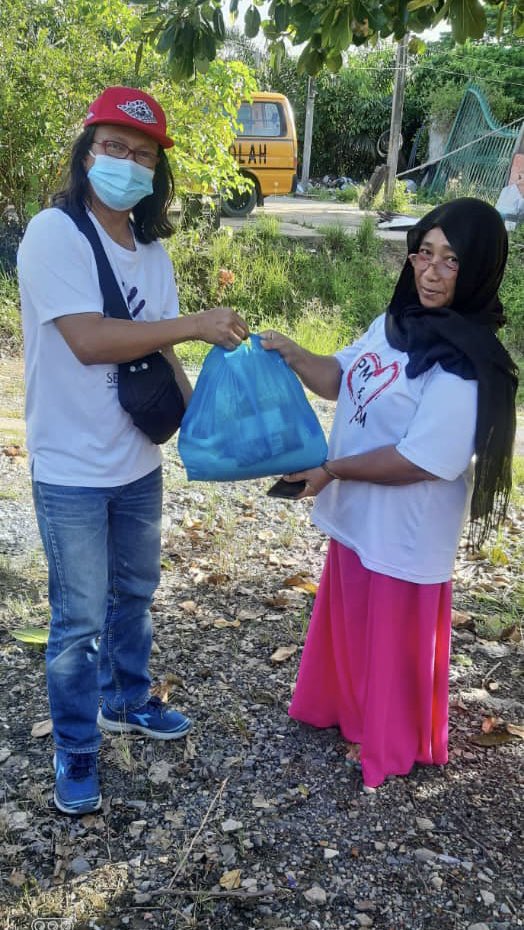 SetiaBaktiSabah's tweet photo. Agihan Pek SPC19 5.0 hari ini disekitar kawasan #Libaran.
Terima Kasih kepada para penyumbang yang telah menghulurkan bantuan prihatin untuk mereka yang terjejas.🙏
#SalingBerbagi
#KitaBantuKita
#HapusCovid19
#KitaJagaKita https://t.co/1vRGVBlV53