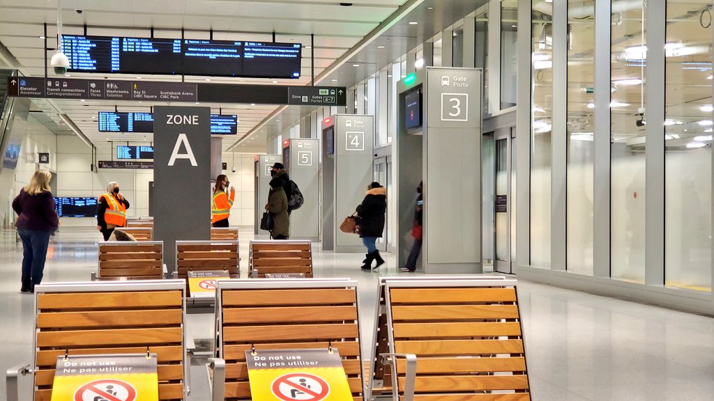 First revenue service arrival. Lots of friendly  @GOtransit here to help passengers navigate the new terminal.  #gotransit  @AMAwithAMA  @Metrolinx  @Mattrolinx