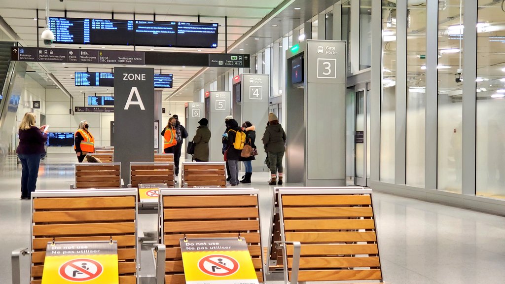 First revenue service arrival. Lots of friendly  @GOtransit here to help passengers navigate the new terminal.  #gotransit  @AMAwithAMA  @Metrolinx  @Mattrolinx
