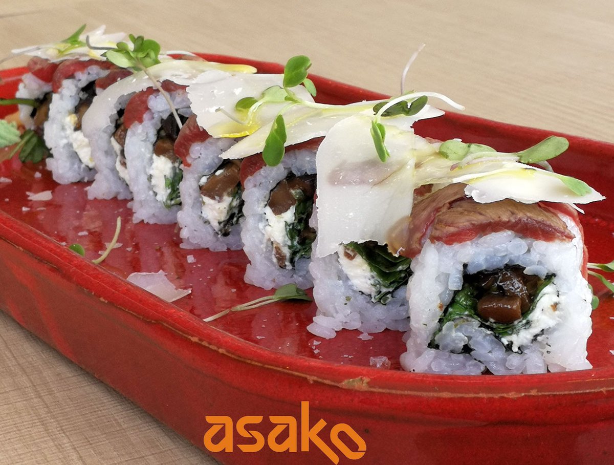 #sushi &amp; #cocinafusion Asako
Uramaki relleno de shitake salteadas, rúcula y queso fresco, cubierto de solomillo flambeado y escamas de parmesano.
#SushiAdictos #sushiadomicilio #sushidelivery #findesemana #sugerencia #sushilovers #delivery  #Asakofeelfood #servicioadomicilio