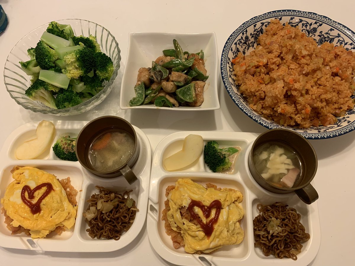 あいりぃ 木曜日の夜ごはん オムライス ササミとししとうマヨ炒め ブロッコリー サラダ 野菜スープ 焼きそば りんご 子供はオムライス大人はほうれん草チーズオムレツ 娘がお昼に残したカップ焼きそばを取り合う子達 おうちごはん おうち