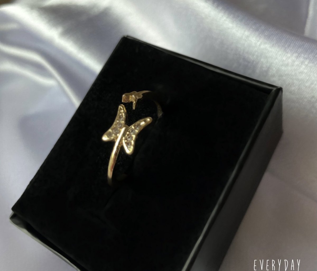 ‘Sen benim kelebeğimsin,gönül bahçeme konan’ dediklerinize armağan edebileceğiniz anlamlı bir parca 🥰 

Ayarlanabilir kelebek yüzük 🦋 Sipariş ve fiyat bilgisi icin;
shopier.com/ShowProductNew…