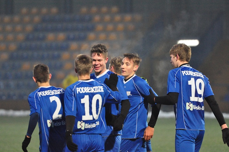 ws7pl's tweet photo. ⚽️🔥 Drużyna juniorów starszych @TSP_SA zakończyła rundę jesienną w I lidze wojewódzkiej A1 ważnym zwycięstwem nad @Ruch_Radzionkow 3:1, a jedną z bramek w tym meczu zdobył niezawodny Michał Willmann. Serdecznie gratulujemy! 🔝👏
#wsprogres #talent
📸: BBTS Podbeskidzie https://t.co/ILeJXhafxd
