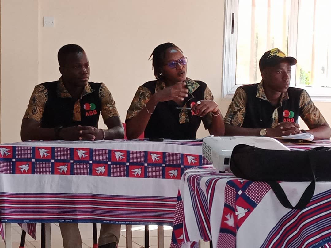 MindiebaOUALI's tweet image. Cette année, l'@BlogueursBF tient sa 4e édition du #BlogCamp à l'Espace FLY de Koubri.
2 jours pour parler de d'encrage démocratique, de personal branding et des defis de l'ABB.
#BlogCamp2020 #ABBurkina #PresimetreBF