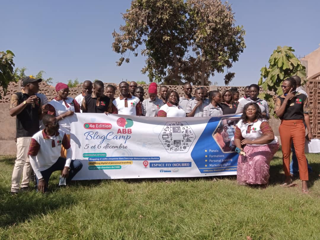 MindiebaOUALI's tweet image. Cette année, l'@BlogueursBF tient sa 4e édition du #BlogCamp à l'Espace FLY de Koubri.
2 jours pour parler de d'encrage démocratique, de personal branding et des defis de l'ABB.
#BlogCamp2020 #ABBurkina #PresimetreBF