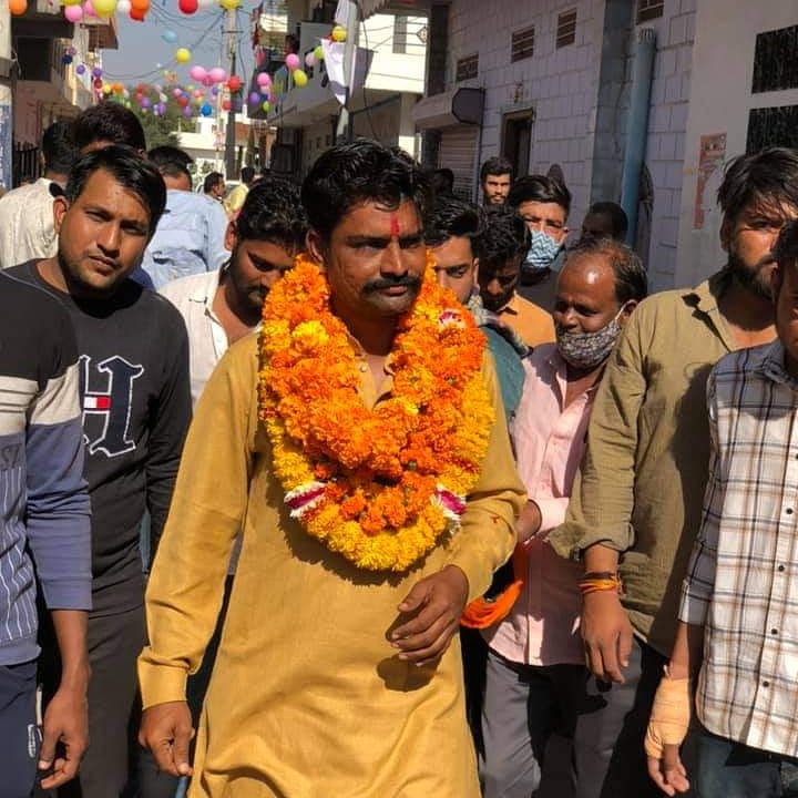 जिसको मुरली वाले की 
कृपा पर भरोसा है
और उनके न्याय पर विश्वास है
उसे संसार की कोई भी स्थिति 
विचलित नहीं कर सकती 

भवानी सिंह राजावत (ठी.बगरू l वाड न.. 16)