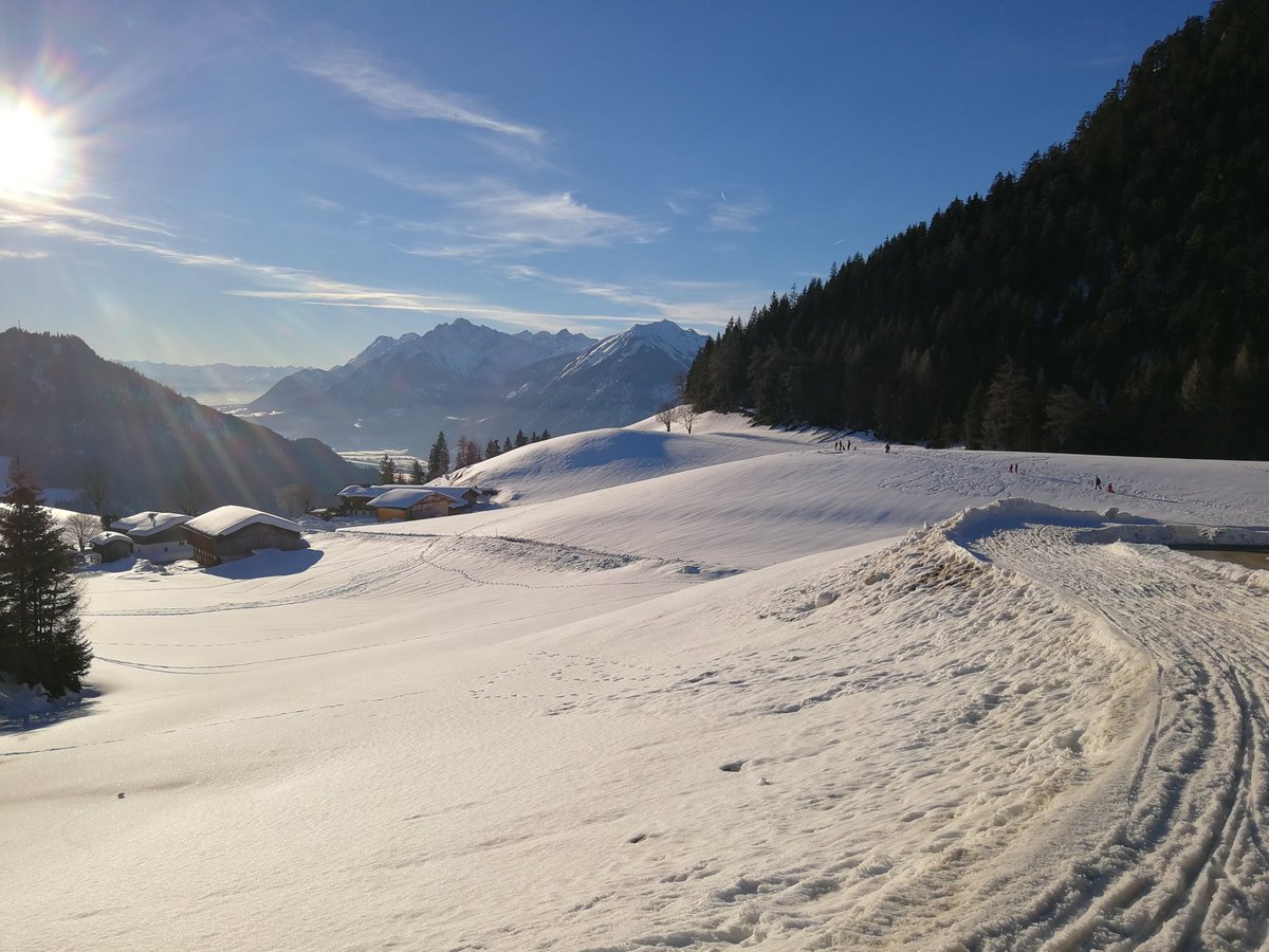 danfehlberg's tweet photo. Heute wieder ein #grimmigerwinter. Um 17 Uhr geht es los. Virtuell unter https://t.co/zeoZxN2nYs. Welches Märchen kommt heute? Ich verrat es nicht. https://t.co/jq2lkHvAiD
