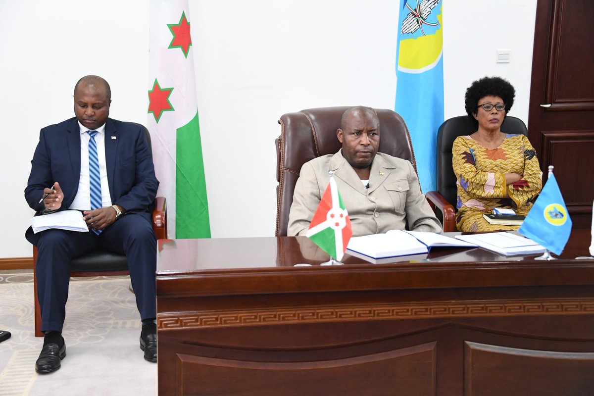 MAEBurundi's tweet photo. Le Ministre des Affaires Etrangères &amp;de la Coopération au Développement S.E Amb. @AShingiro,membre de la délégation conduite par le Président du #Burundi S.E @GeneralNeva
,participe par visioconférence à la 13è session extraordinaire  de l'Union Africaine qui se tient aujourd'hui https://t.co/cBbIeir2Pp