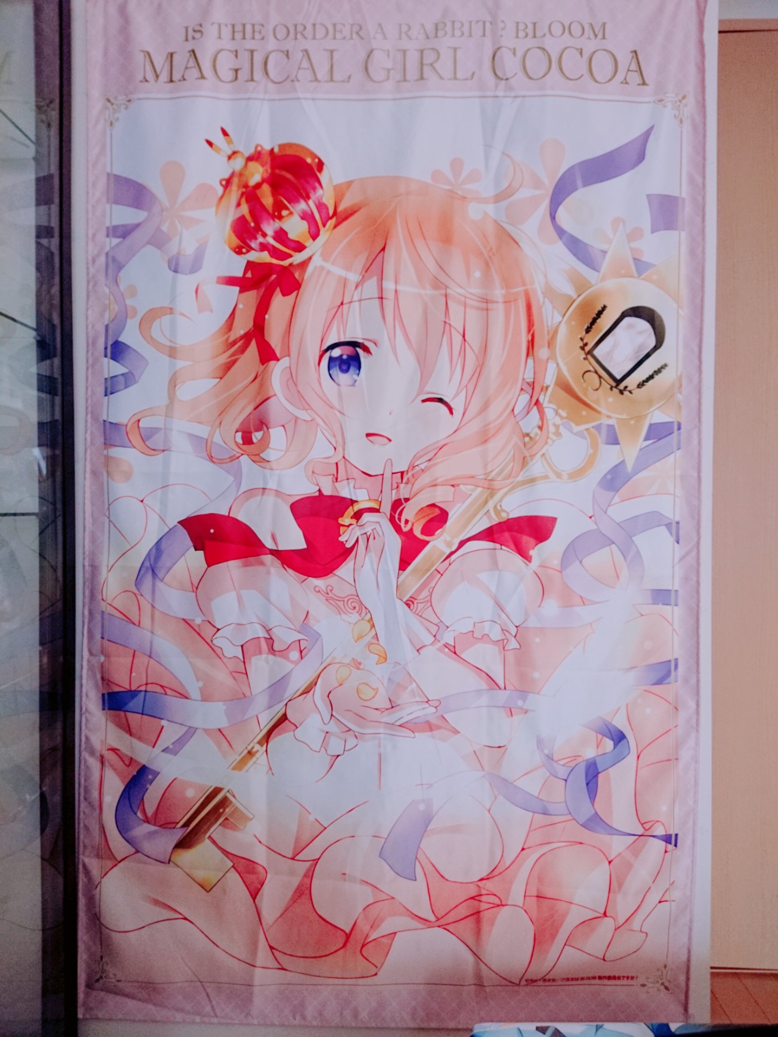 ましろ アニメ系youtuber グッズの飾り方 ごちうさのマルチクロスを ゲーマーズ等で購入できる 吊り下げ用ワンタッチバーナー とcandoの デコレーションピック を使って飾ってみました タペストリーみたいに飾れてオススメですよ ごちうさ